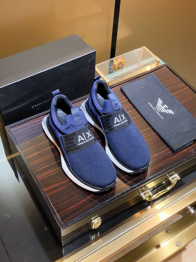 商品名称：Armani 阿玛尼 正规码数: 38-44 套脚鞋 商品材料：精选 网布鞋面，柔软羊皮垫脚；原厂特供大底。